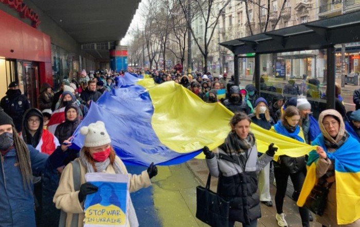 U Beogradu šetnja u znak podrške Ukrajini, spaljen ruski pasoš