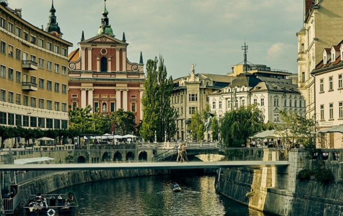 U Sloveniji blagi porast broja oboljelih zbog opuštanja tijekom blagdana
