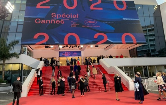 Cannes: Crveni tepih i večernje haljine na simboličnom izdanju festivala