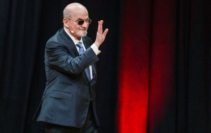Salman Rushdie prima nagradu za mir na Sajmu knjiga u Frankfurtu