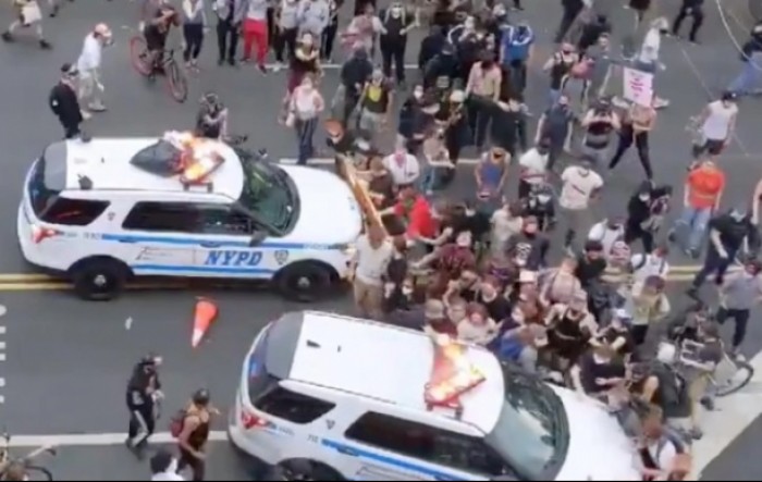 Brooklyn: Policijsko vozilo gazi prosvjednike (VIDEO)