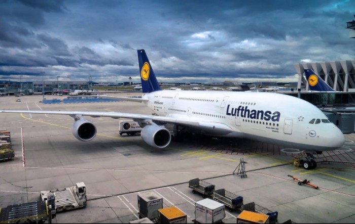 Lufthansa se žali na obvezu nošenja maske