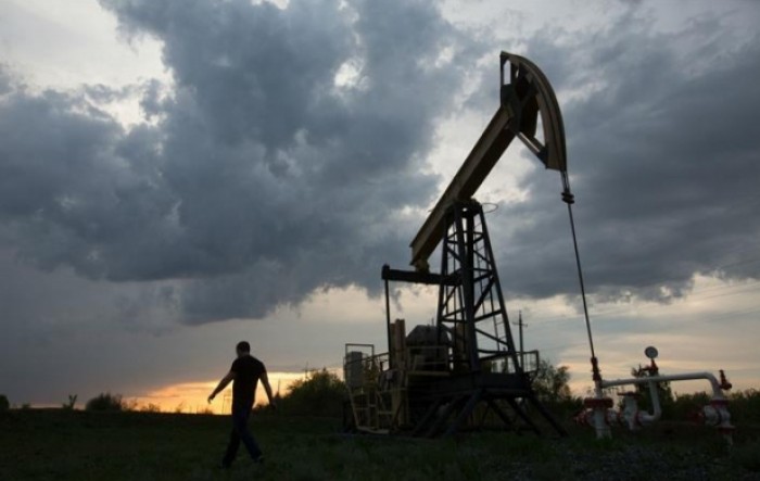 Smanjena opskrba poduprla cijene nafte iznad 44 dolara