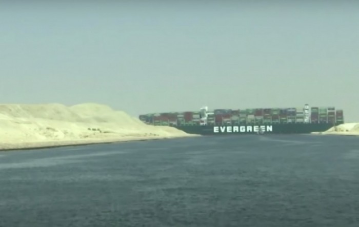 Sueski kanal obustavio promet u novom pokušaju pomicanja divovskog broda