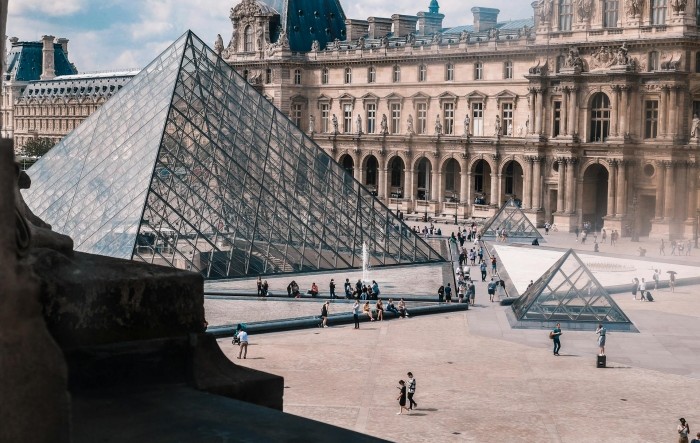 Opljačkan Louvre, kultni muzej zatvoren do daljnjeg