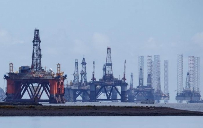 Strah od dugotrajne blokade Sueza podigao cijene nafte iznad 64 dolara