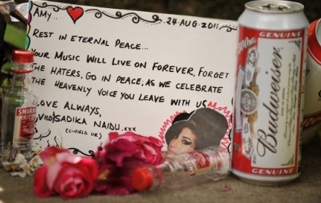 Prijatelji i obitelj se oprostili od Amy Winehouse (VIDEO)