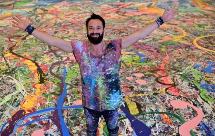 Britanski umjetnik Sacha Jafri radi na najvećoj slici na platnu na svijetu