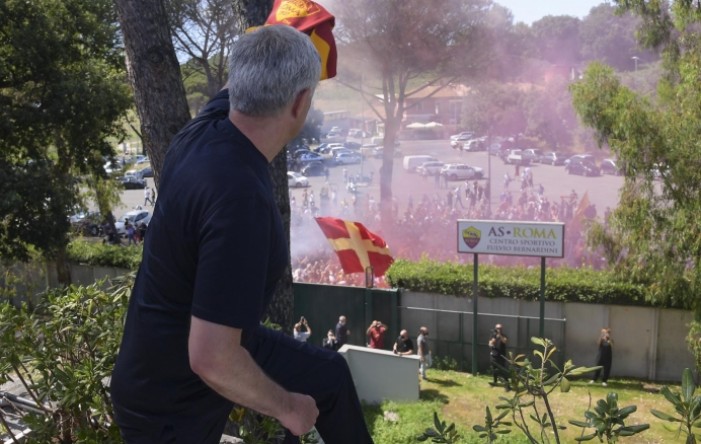 Nekoliko tisuća navijača u Rimu dočekalo Mourinha