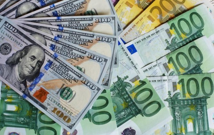 Dolar ojačao, euro pod pritiskom