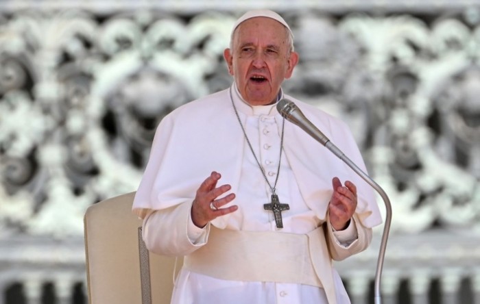 Papa prošao trosatnu operaciju bez komplikacija
