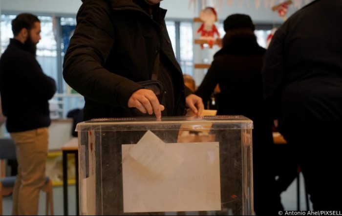 Zatvorena birališta u Srbiji, niz nepravilnosti i incidenata, ima i kupovine glasova