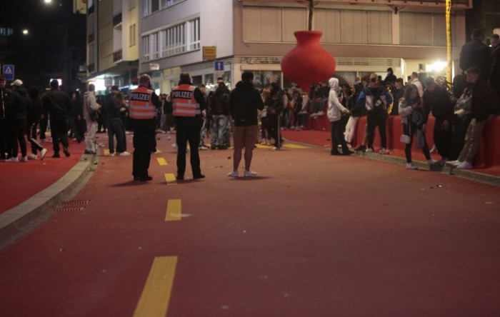 Policija gumenim mecima i suzavcem rastjerala prosvjednike u Švicarskoj