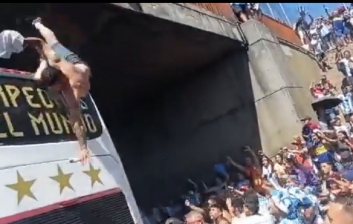 Kaos na dočeku u Buenos Airesu: Ljudi skakali s mosta u autobus s igračima