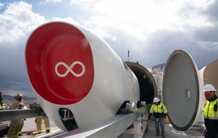 Hyperloop obavio prvu testnu vožnju svoje kapsule s putnicima (VIDEO)