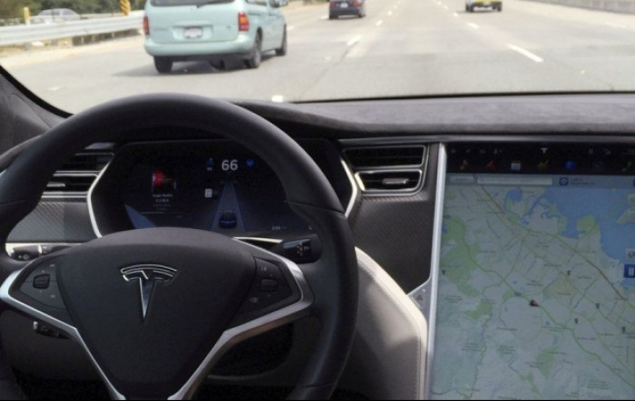 Tesla u problemu: Zbog autopilota prijeti opoziv čak 830.000 automobila