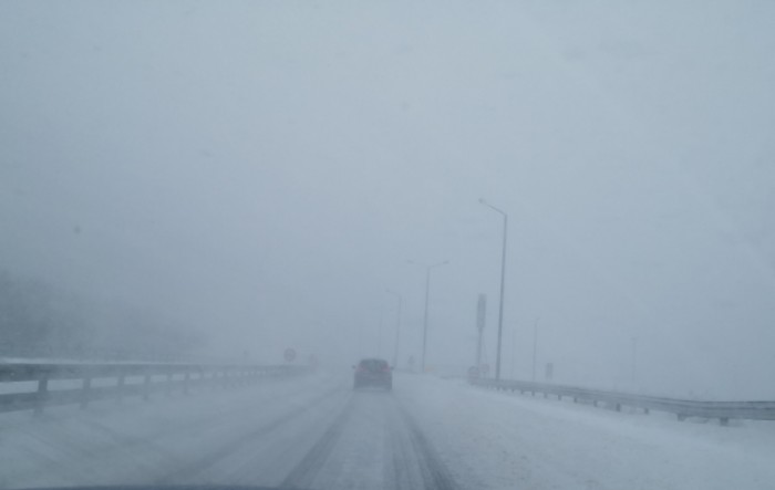 HGSS evakuira zametene osobe kod Mrkoplja, snijeg otežava promet diljem zemlje