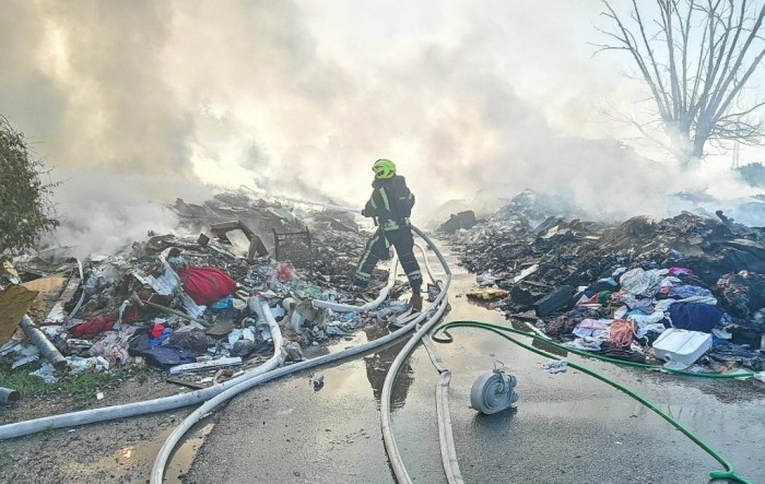 Požar na Žitnjaku: Gori glomazni otpad