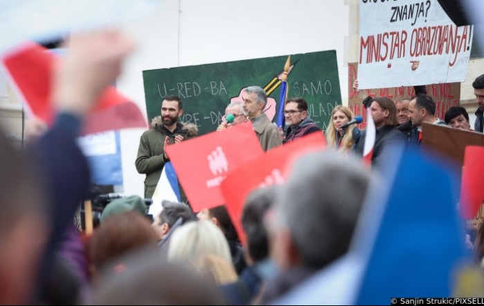 Nastavnici na prosvjedu pozvali Fuchsa da podnese ostavku