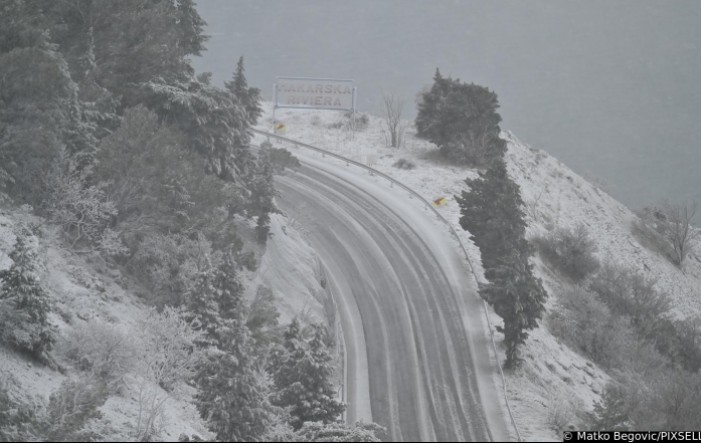 Snijeg zabijelio i Dalmaciju, brojni problemi na cestama