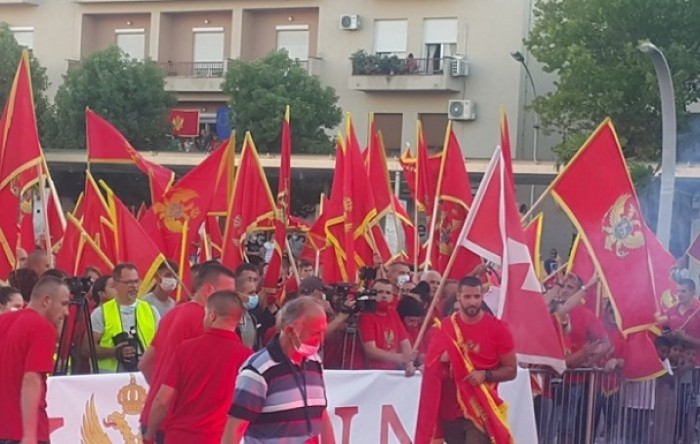 Podgorica: Desetine hiljada ljudi na skupu za odbranu Crne Gore (VIDEO)