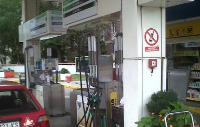 Policija intervenirala zbog okupljanja na benzinskim postajama