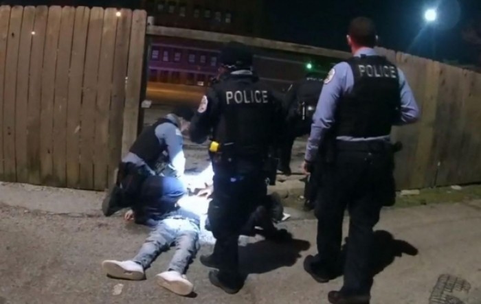 Policija u Chicagu objavila video u kojem policajac ubija 13-godišnjaka