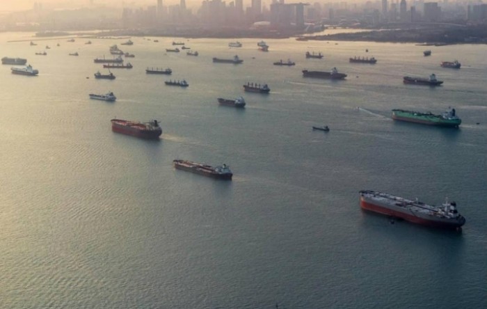 Šezdeset tankera punih naftom usidreno pred Singapurom