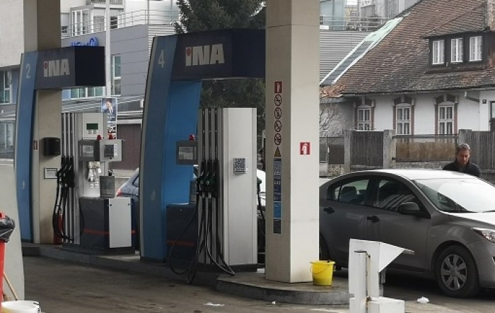 Kolone pred benzinskim pumpama jenjavaju, goriva ima dovoljno