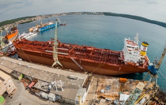 Radnici Brodotrogira traže plaće ispred škvera; uprava im nudi rad za Brodotrogir Cruise
