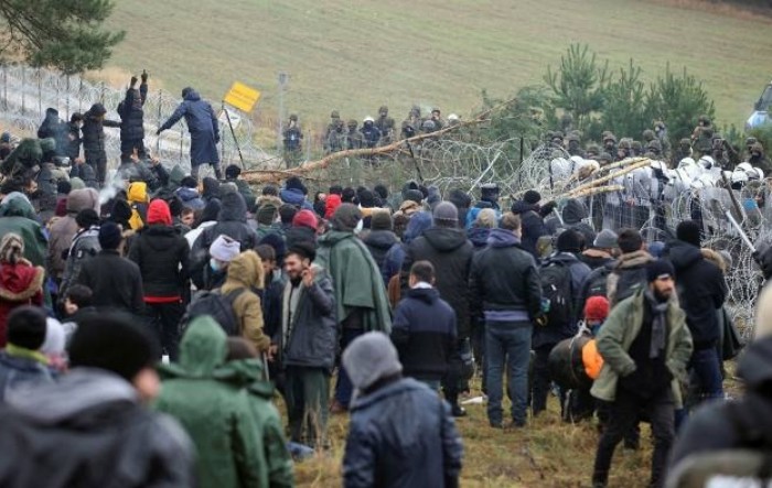 Poljska tvrdi da Bjelorusija oprema migrante za prelazak granice