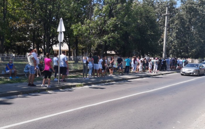 Ogroman red za test u Torlaku, većina turisti koji žele u Crnu Goru
