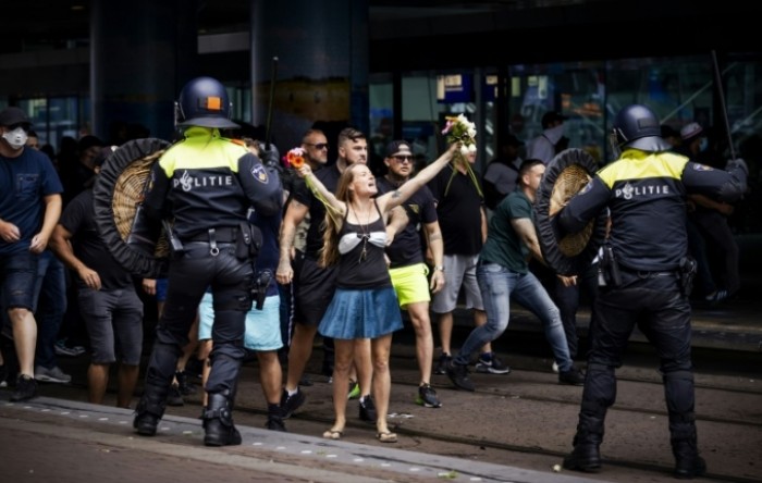 Den Haag: Sukobi s policijom zbog mjera izolacije (VIDEO)