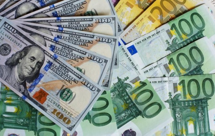 Euro skliznuo s najviših razina u dvije godine prema dolaru