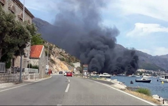 U požaru u Rijeci dubrovačkoj izgorjelo sedam plovila i dva vozila