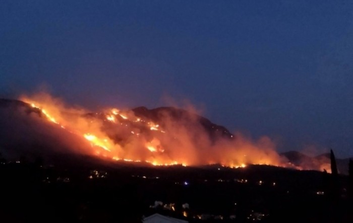 Sve je teža borba s požarom u Župi dubrovačkoj: Kanaderi se povukli zbog vjetra
