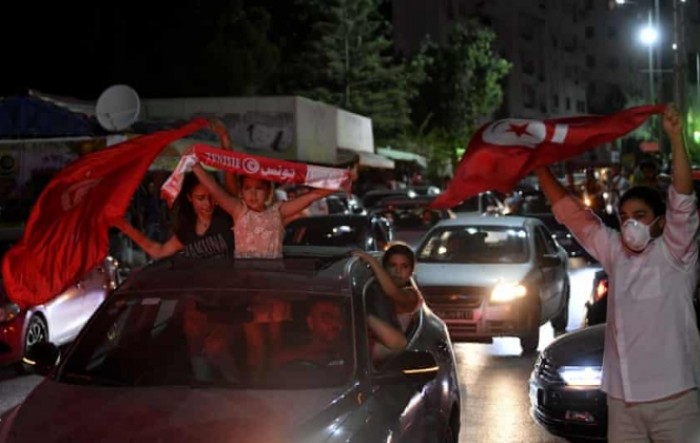 Vojna vozila okružuju tuniski parlament