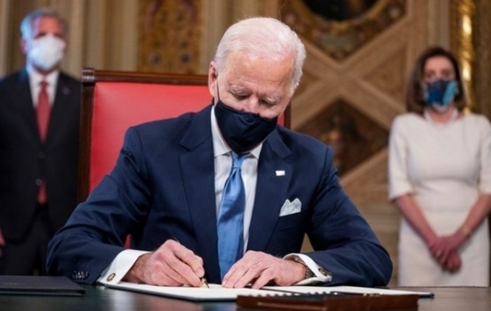 Biden kritizirao antivaksere, najavio nove mjere protiv korone