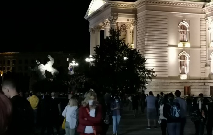 Okupljanje u Beogradu, građani ogorčeni zbog policijskog časa