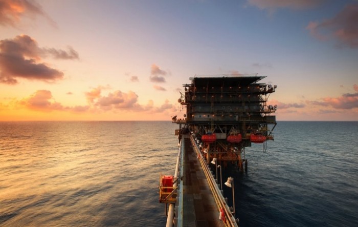 Geopolitički rizici poduprli cijene nafte iznad 90 dolara
