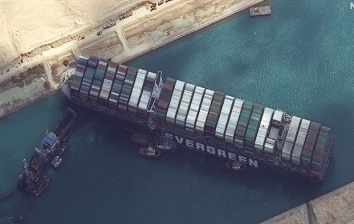 Nervoza u Sueskom kanalu: Ne mogu odsukati golemi brod, šalje se još tegljača