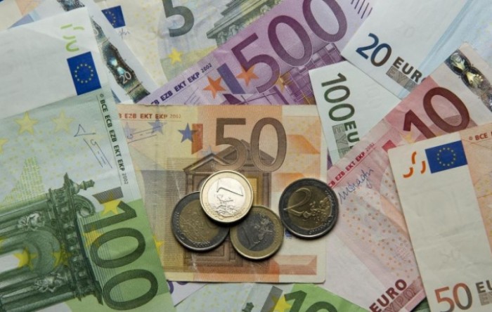 Euro blago oslabio, ECB ustraje u poticajnoj politici
