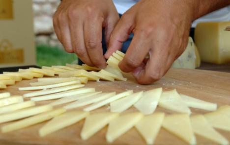 Jeftini uvozni sir preplavio hrvatsko tržište