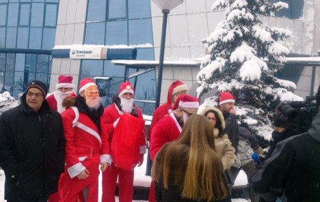 Sarajevo: Korisnici kredita u francima odjeveni kao Djed Mraz dijelili sudske presude