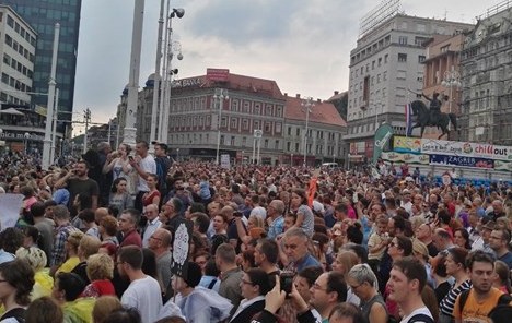 Oko 15.000 ljudi u prosjvednoj povorci u Zagrebu